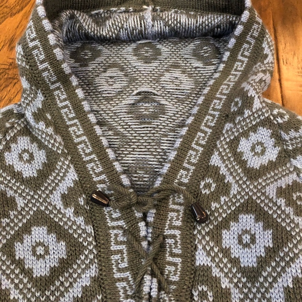 Peruvian Sweater - Picture 2 of 5